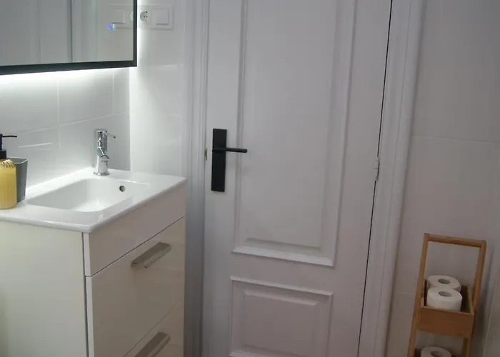 Apartamento Nuevo, Luminoso, Reformado, Cerca Del Casco Viejo *